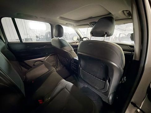 Used 2022 Jeep Grand Cherokee Laredo w/ Luxury Tech Group I image 11