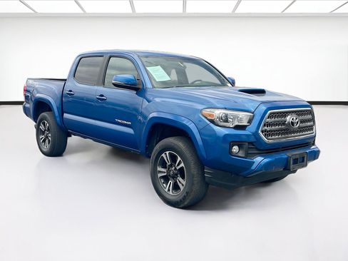 Used 2017 Toyota Tacoma TRD Sport w/ Tow Package RWD image 3