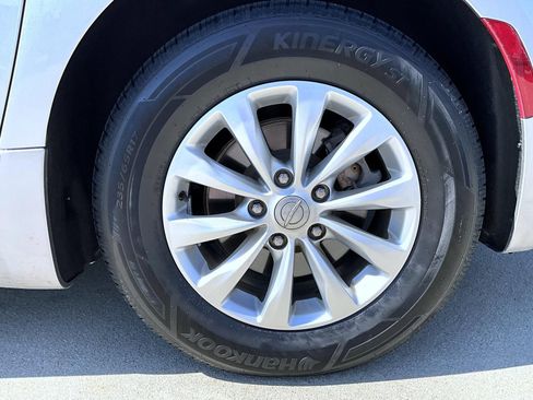 Used 2017 Chrysler Pacifica Touring-L FWD image 25