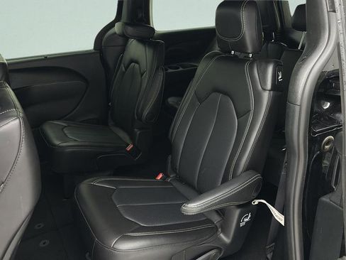 Used 2025 Chrysler Pacifica Select FWD image 9