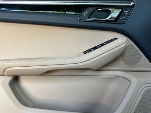 Certified 2025 Porsche Macan AWD/4WD image 12