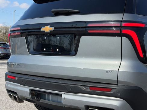 Used 2024 Chevrolet Traverse LT image 13