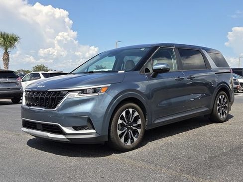 Used 2023 Kia Carnival EX FWD image 2