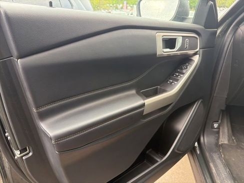 Used 2023 Ford Explorer XLT w/ Equipment Group 202A AWD/4WD image 18
