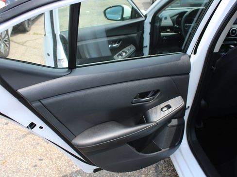 Used 2024 Nissan Sentra SV FWD image 17