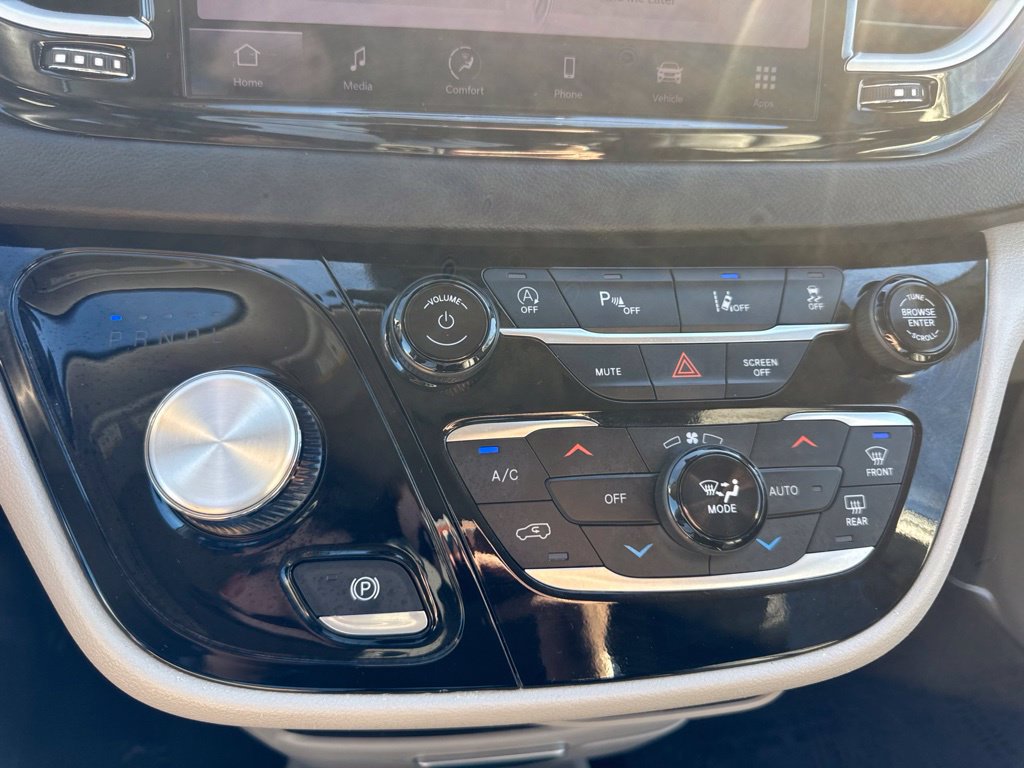 Used 2024 Chrysler Pacifica Touring-L FWD image 16