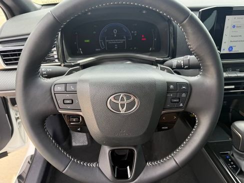 Used 2025 Toyota Camry SE w/ Convenience Package FWD image 14
