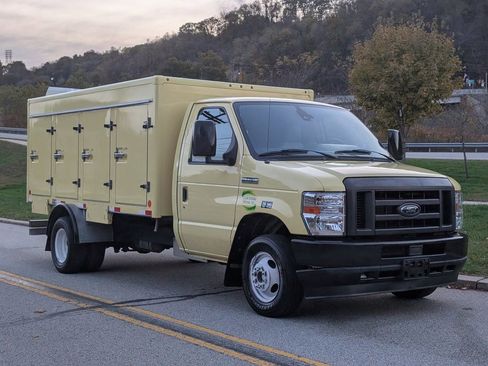 Used 2022 Ford E-450 and Econoline 450 Super Duty image 1