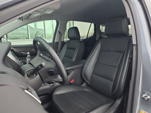 Used 2024 GMC Terrain SLT w/ Infotainment Package II image 16