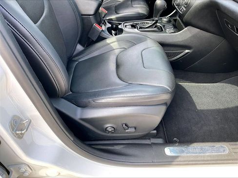 Used 2019 Jeep Cherokee Limited w/ Luxury Group AWD/4WD image 36