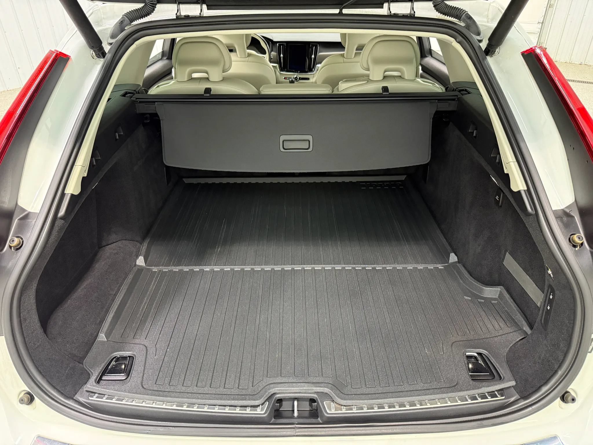 Used 2018 Volvo V90 T6 Cross Country w/ Convenience Package AWD/4WD image 17