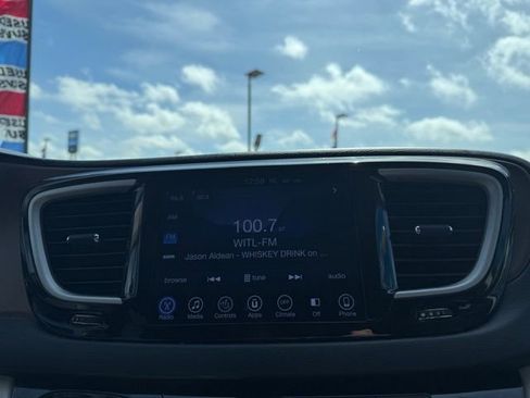 Used 2017 Chrysler Pacifica Touring-L FWD image 23