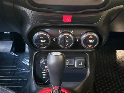 Used 2016 Jeep Renegade Trailhawk AWD/4WD image 31