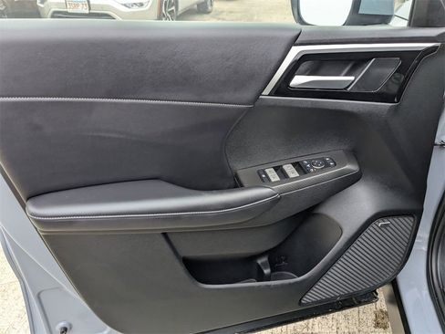 Used 2025 Mitsubishi Outlander SE image 11