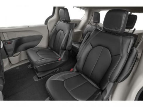 Used 2024 Chrysler Pacifica Select image 16