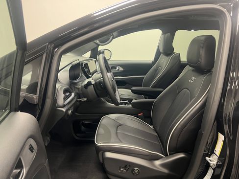 New 2026 Chrysler Pacifica Limited w/ S Appearance Package image 14