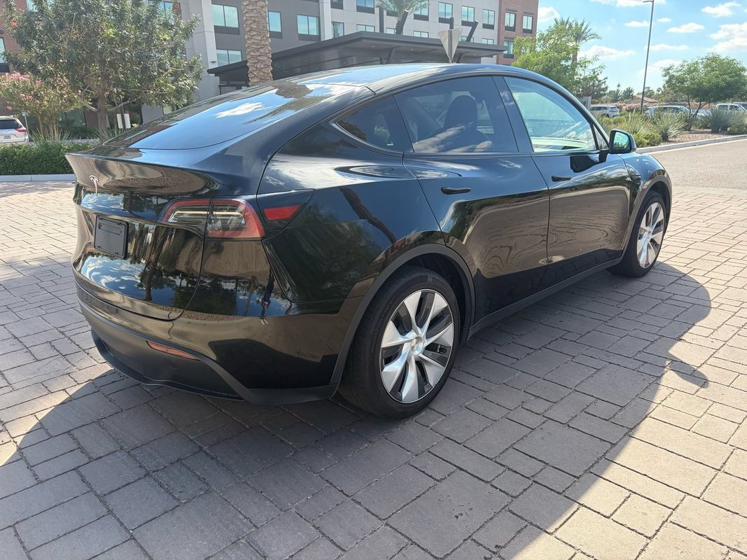 Used 2024 Tesla Model Y Long Range AWD/4WD image 3
