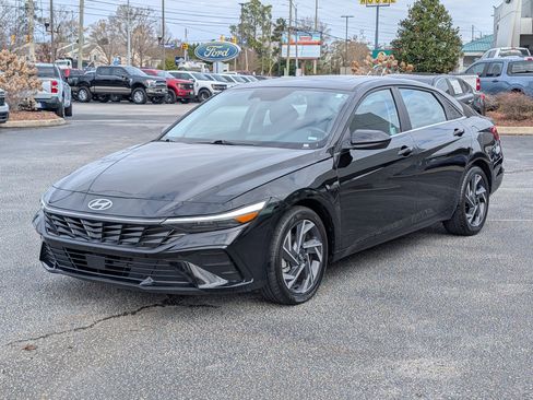Used 2025 Hyundai Elantra SEL image 2