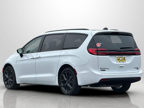 Used 2024 Chrysler Pacifica Limited w/ Uconnect Theater Family Group image 7