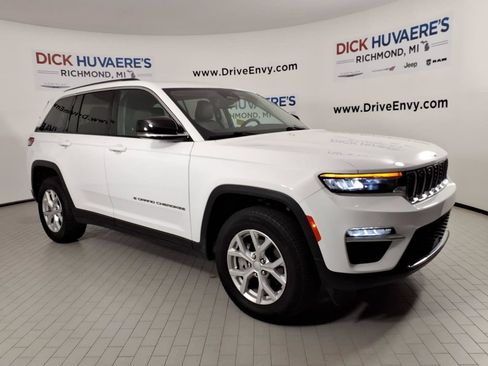 Used 2023 Jeep Grand Cherokee Limited AWD/4WD image 3