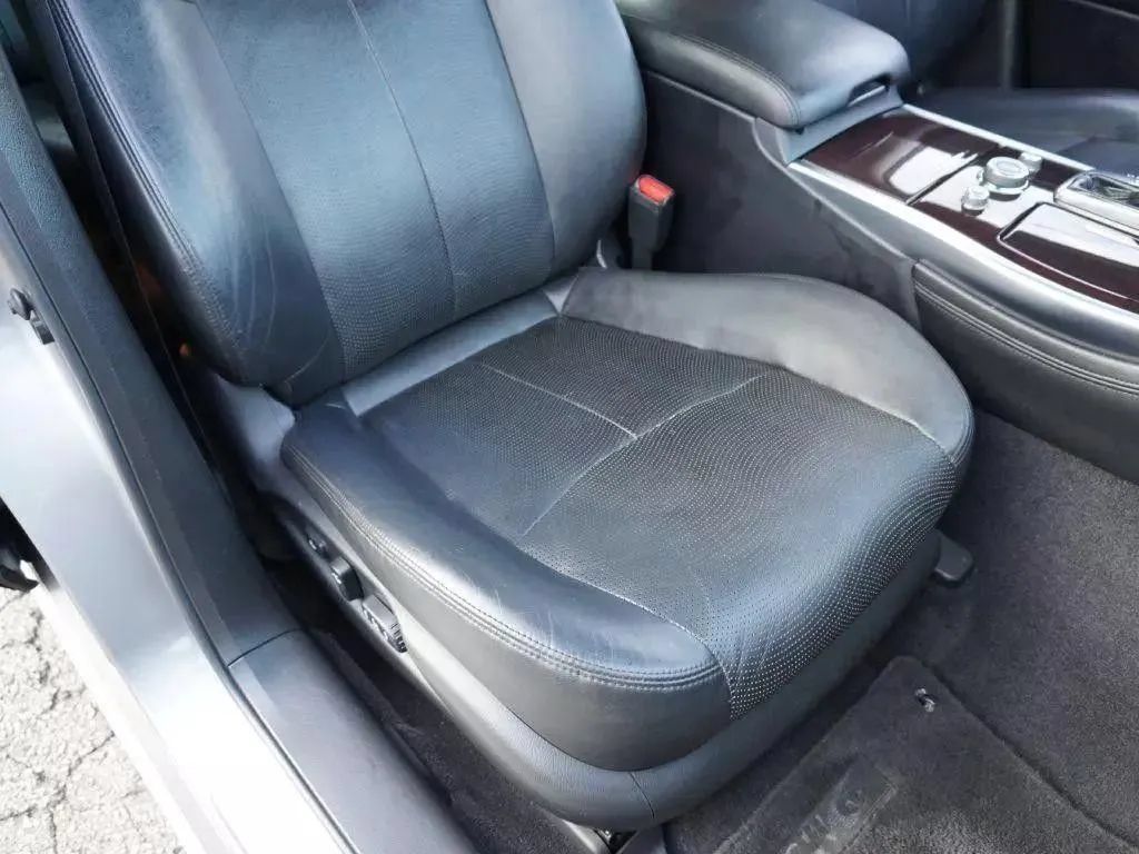 Used 2011 INFINITI M37 w/ Premium Pkg RWD image 31