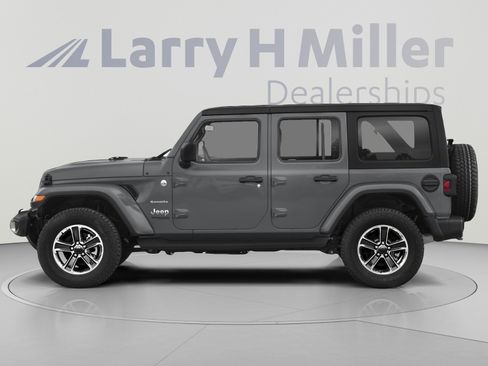 Used 2018 Jeep Wrangler Unlimited Sahara AWD/4WD image 3