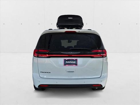 New 2025 Chrysler Pacifica Select w/ Fav Edition Package image 8