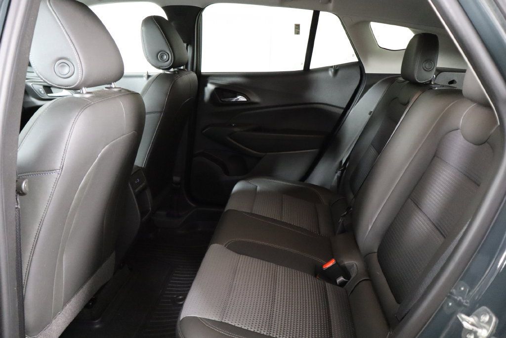 Used 2025 Chevrolet Trax LT w/ Sunroof Package FWD image 16