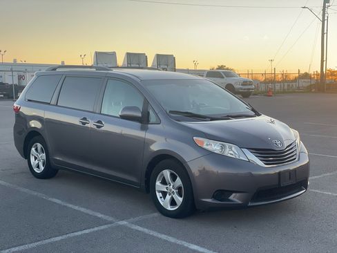 Used 2017 Toyota Sienna LE image 4