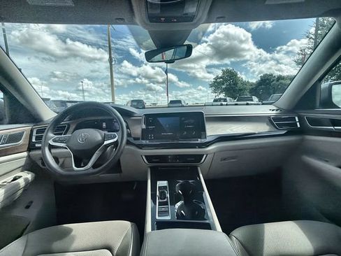 Used 2025 Volkswagen Atlas SE FWD image 19