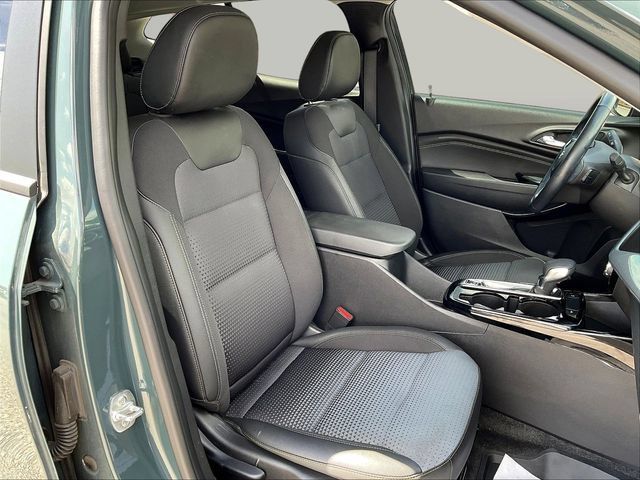 Used 2025 Chevrolet Trax LT w/ LT Convenience Package FWD image 29