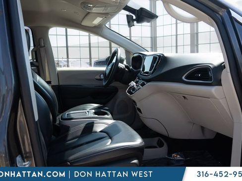 Used 2023 Chrysler Pacifica Touring-L FWD image 20
