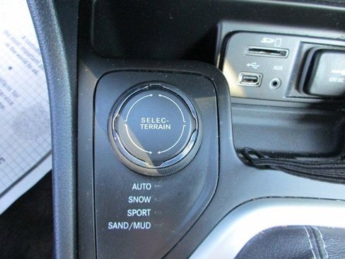 Used 2016 Jeep Cherokee Limited w/ Luxury Group AWD/4WD image 24