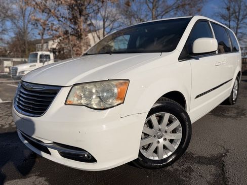 Used 2015 Chrysler Town & Country Touring image 2