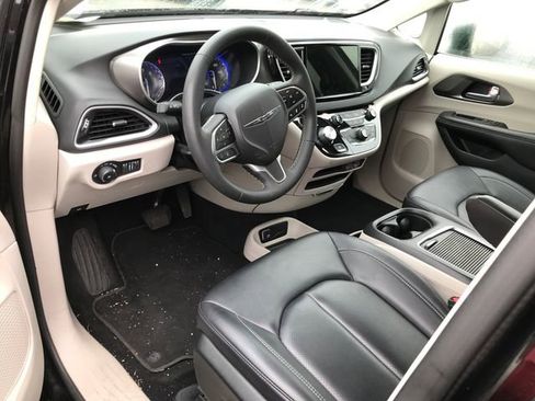 Used 2024 Chrysler Pacifica Touring-L image 3