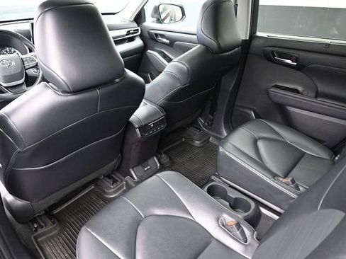 Certified 2023 Toyota Highlander XLE image 17