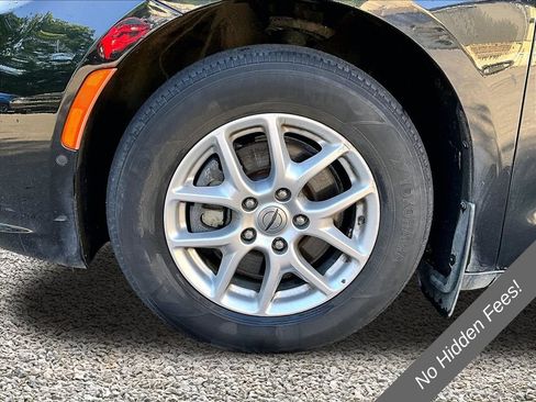 Used 2023 Chrysler Pacifica Touring-L FWD image 8