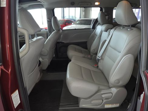 Used 2020 Toyota Sienna XLE FWD image 19
