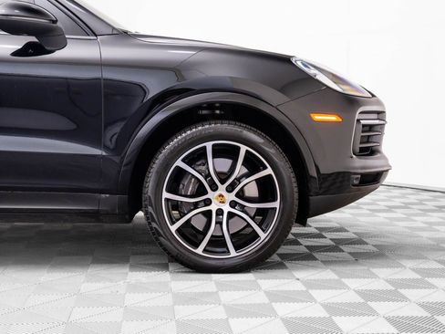Certified 2023 Porsche Cayenne Platinum Edition image 34
