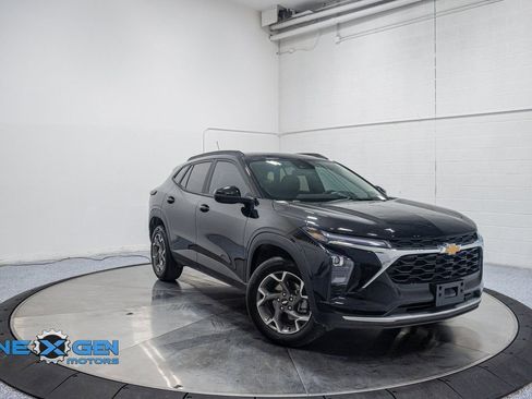 Used 2025 Chevrolet Trax LT w/ Driver Confidence Package image 1