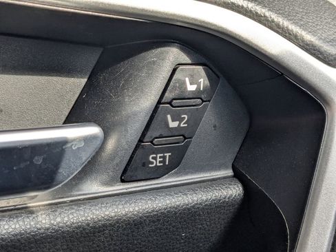 Used 2021 Toyota RAV4 XLE Premium image 27