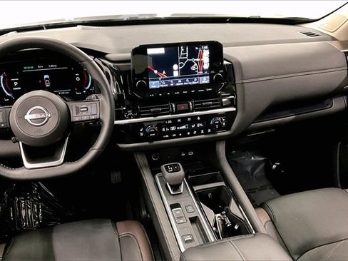 Used 2025 Nissan Pathfinder Platinum image 6