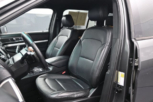 Used 2017 Ford Explorer XLT w/ Equipment Group 202A AWD/4WD image 5