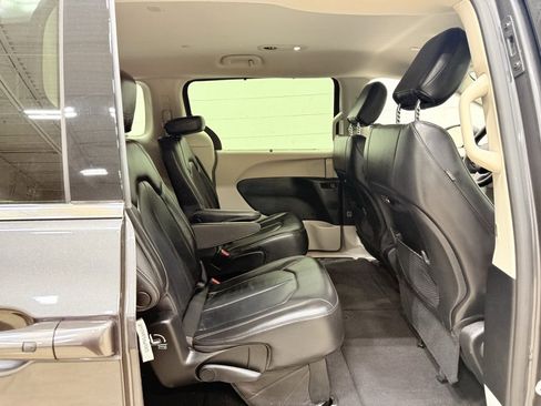 Used 2022 Chrysler Pacifica Touring-L image 16