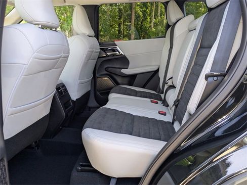 New 2025 Mitsubishi Outlander SE image 14