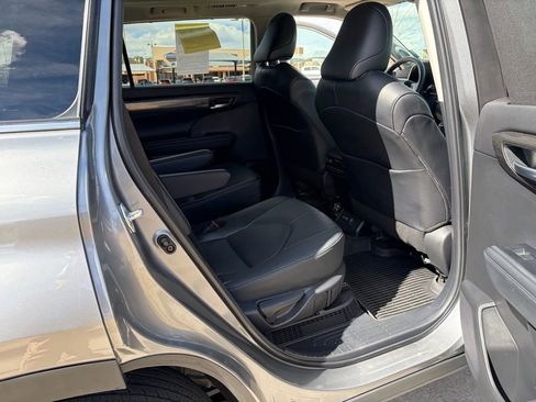 Used 2025 Toyota Highlander Platinum AWD/4WD image 18