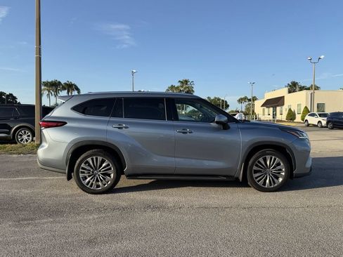 Used 2021 Toyota Highlander Platinum FWD image 4