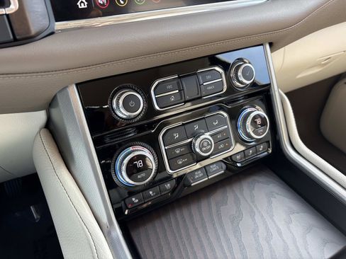 Used 2021 GMC Yukon XL Denali w/ Denali Premium Package image 25