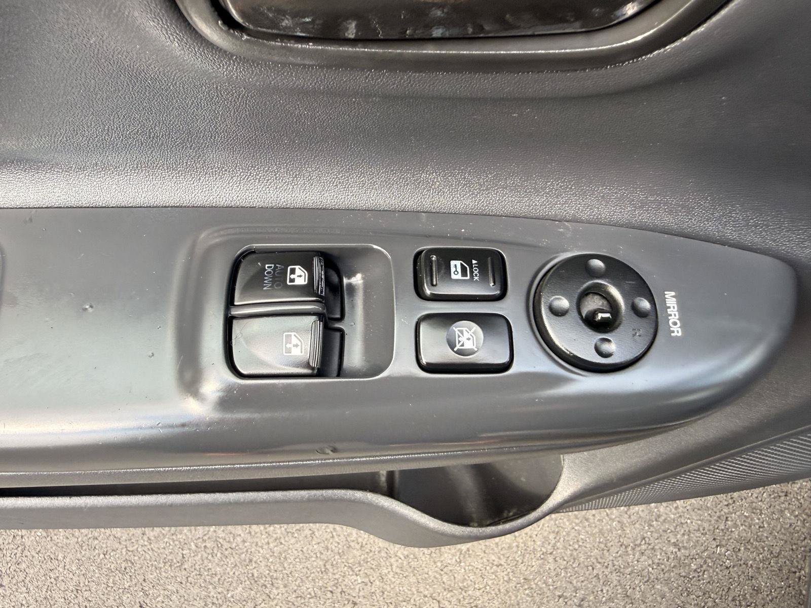 Used 2010 Hyundai Accent SE FWD image 13