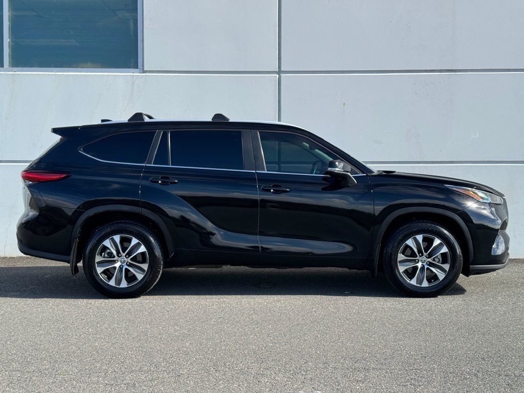 Used 2023 Toyota Highlander XLE AWD/4WD image 8